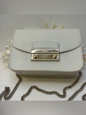 Furla Metroplosi Mini Crossbody Bag White, Goldtone latch and Chain No Callouts